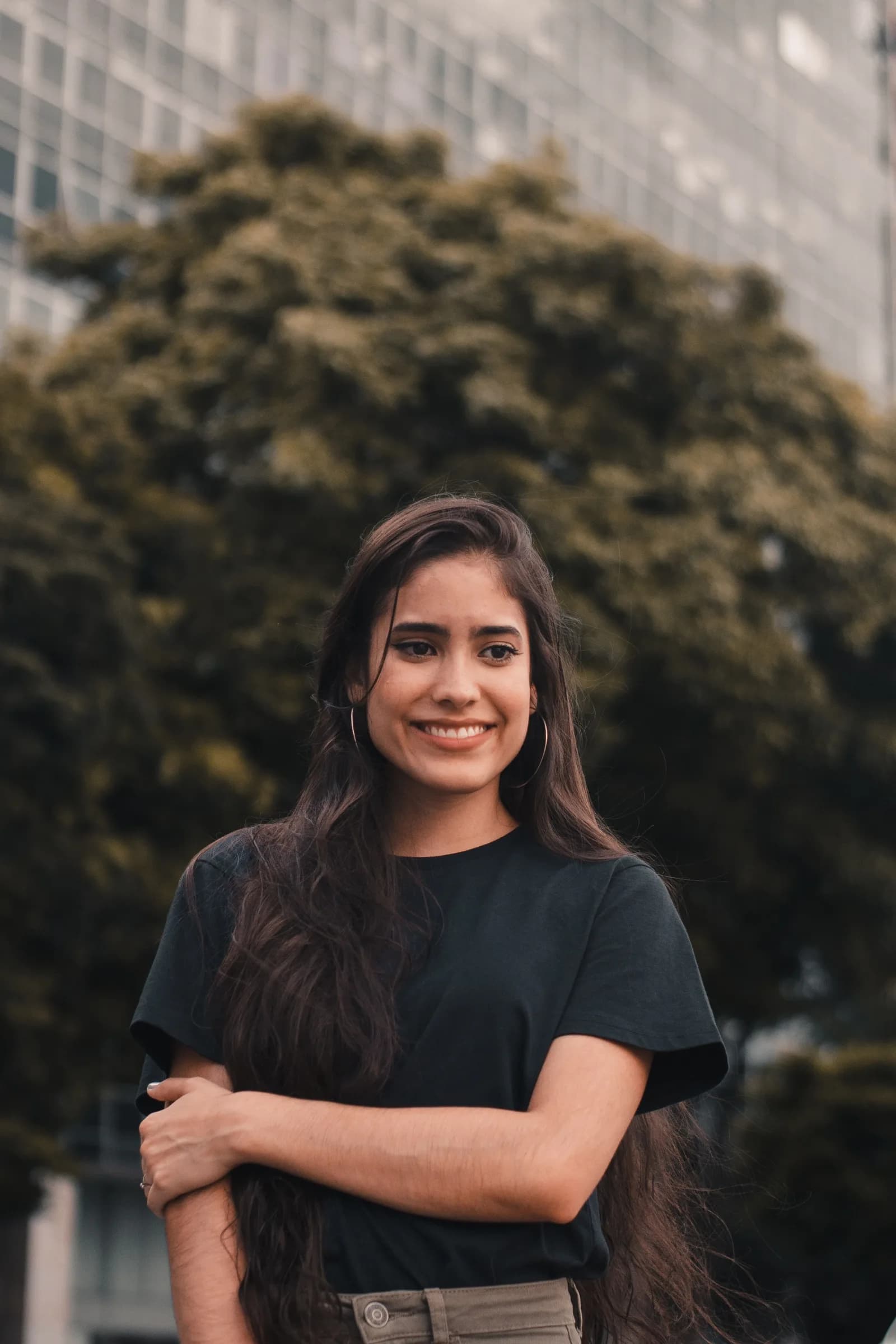 Bianca Teixeira em retrato ao ar livre